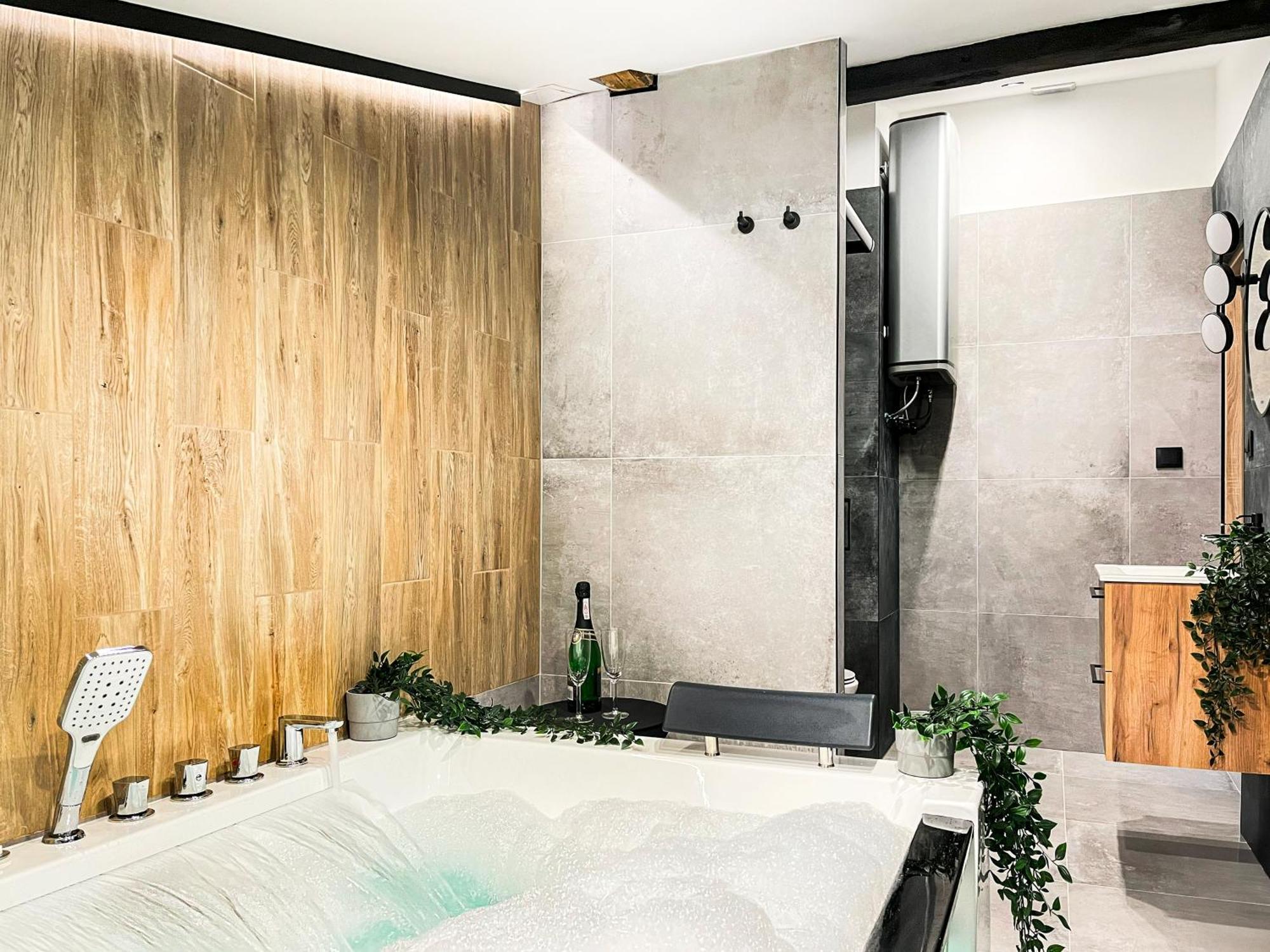Premium Jacuzzi, Old Town Cracow Apartament *