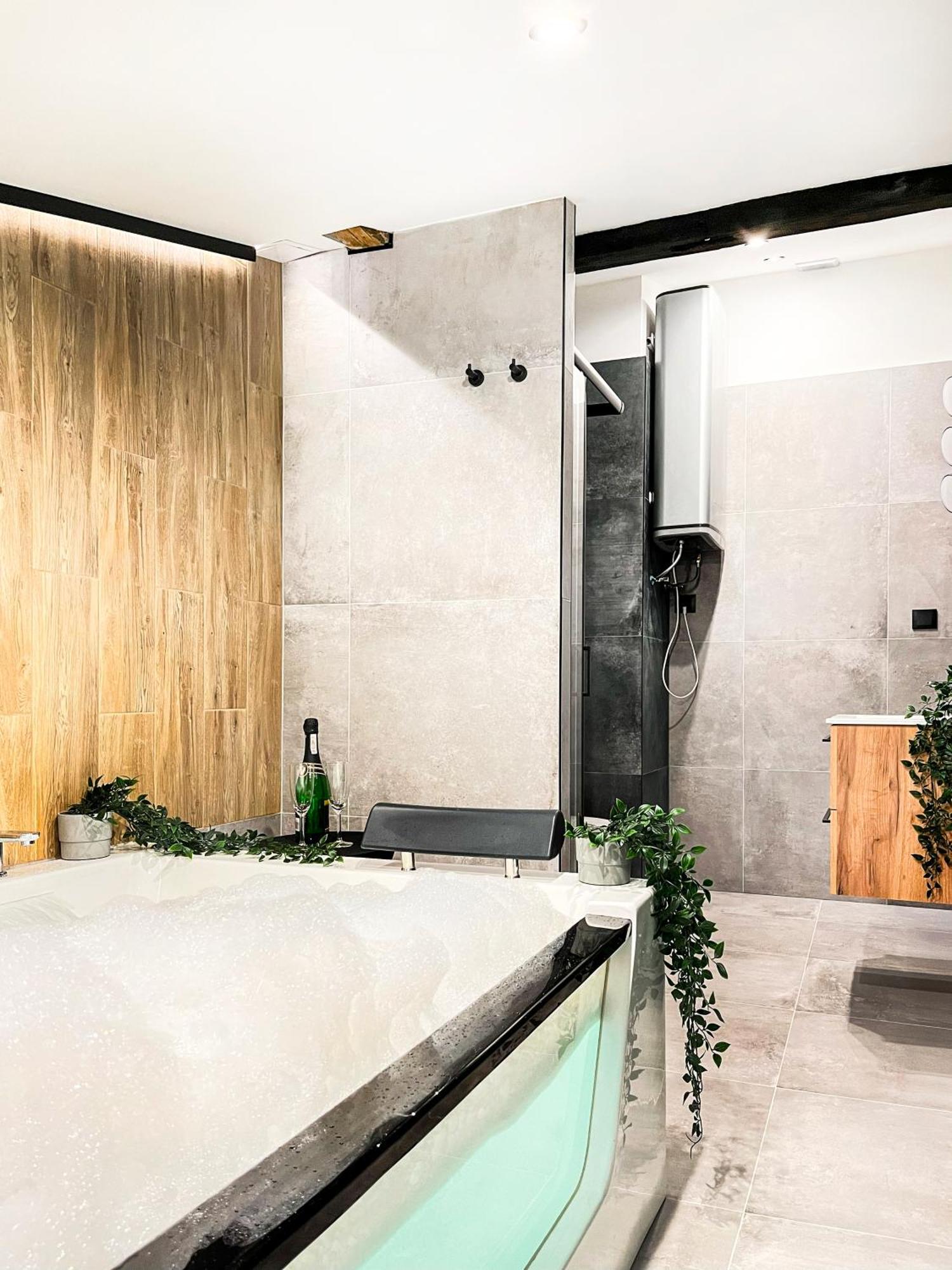 Premium Jacuzzi, Old Town Cracow Apartament